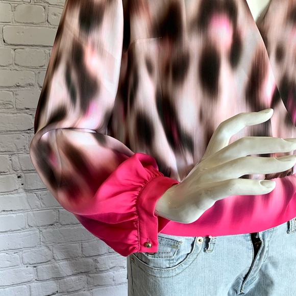๐Bebe Plunging Neck Blouse - Picture 4 of 7